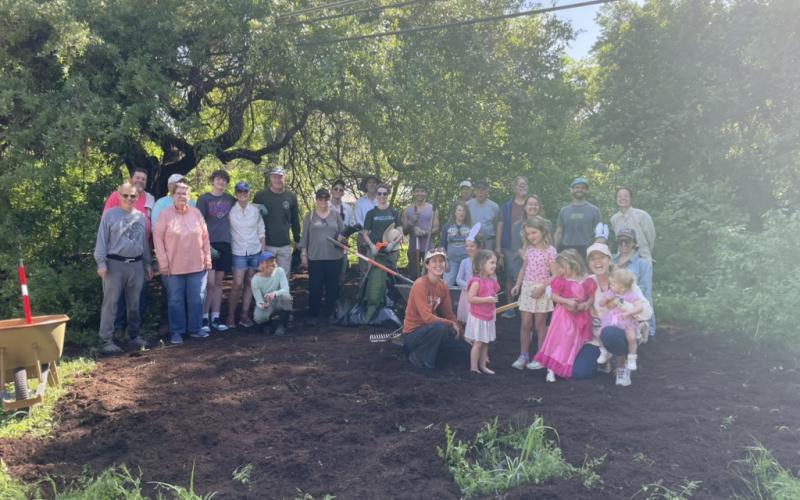 In addition to cleaning the entire Boggy Creek area in WWD1 of debris, neighbors spread mulch at the small play area on the West side of the creek – with the goal to make this a more defined, usable play area for the neighborhood to enjoy.